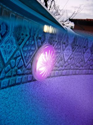 Mehrfarbige LED Poolleuchte PLED1C magnetisch für Pools inkl. Fernbedienung